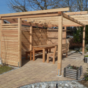 Pergola über Massivholzgarnitur aus Lärchenholz
