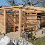 einfache Pergola aus Lärchenholz mit Rhombuslatten beplankt